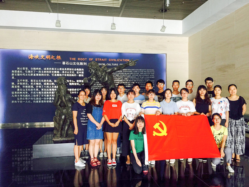 图2:昙石山遗址合影_副本.jpg