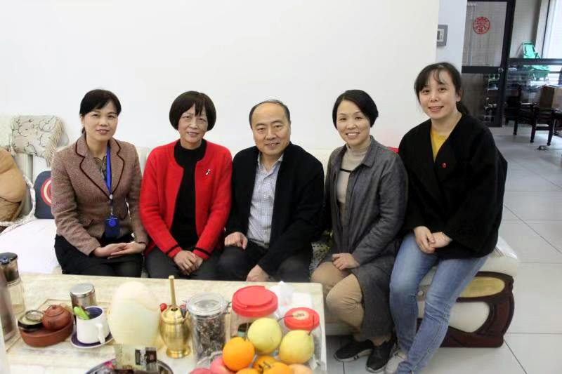 慰问老职工.jpg