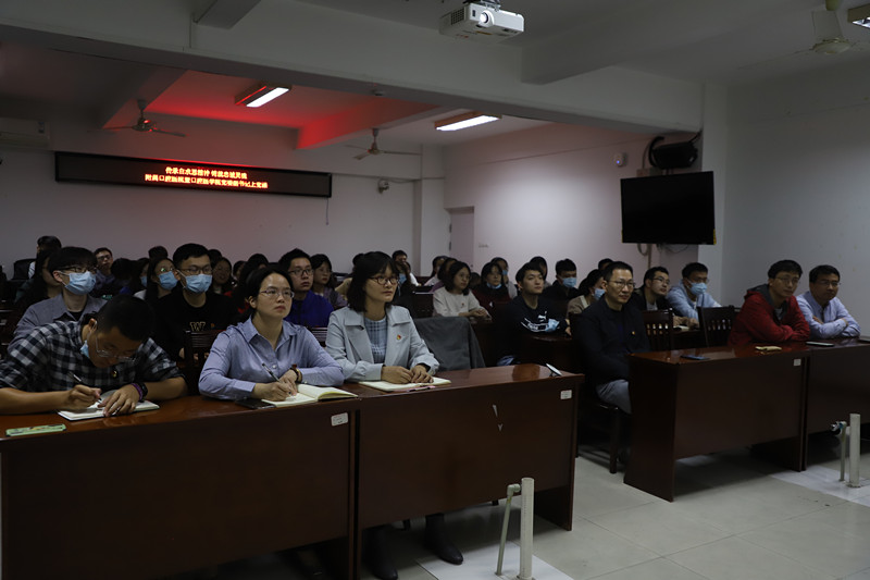 师生们认真听讲.JPG