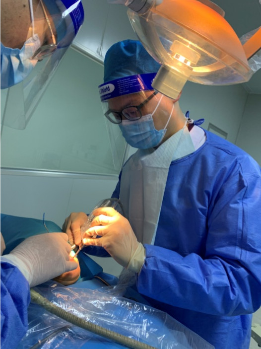 临床手术中-陈世炜.jpg