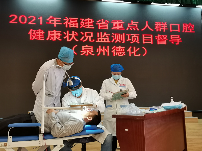 黄副主任现场指导口腔检查_副本.jpg