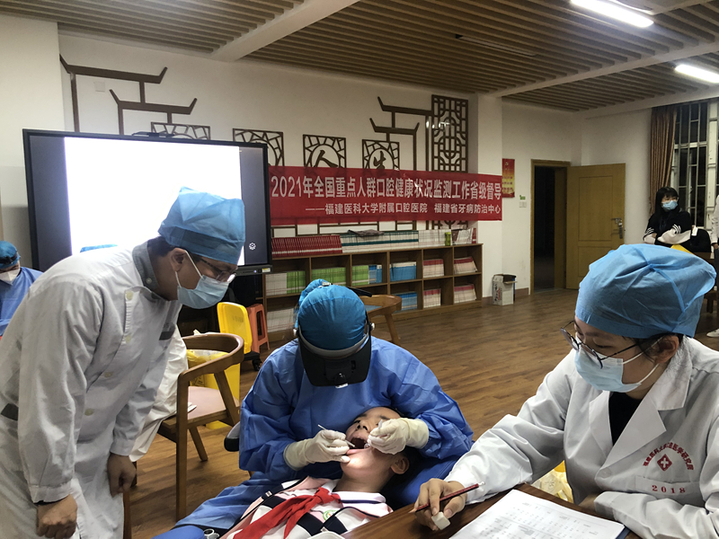 苏主任现场查看龋齿检查_副本.jpg