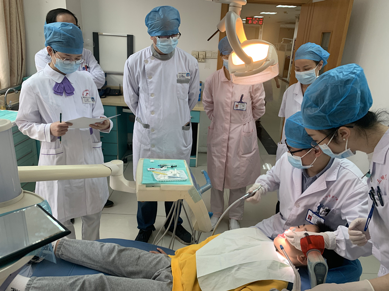 林挺主任查看医师操作_副本.jpg