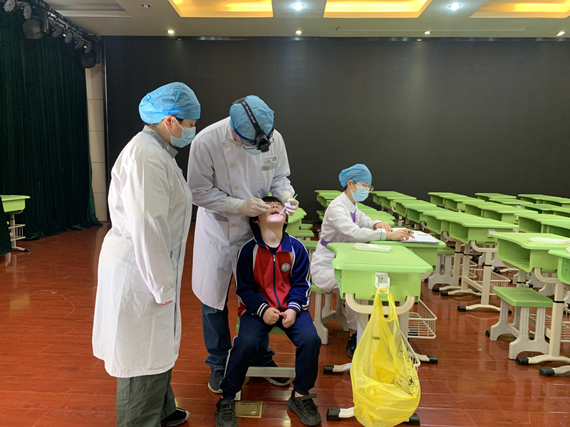 林挺主任对小朋友进行复查_副本.jpg