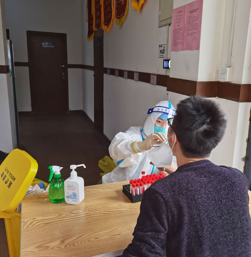 博士读书班成员核酸采样现场3.jpg