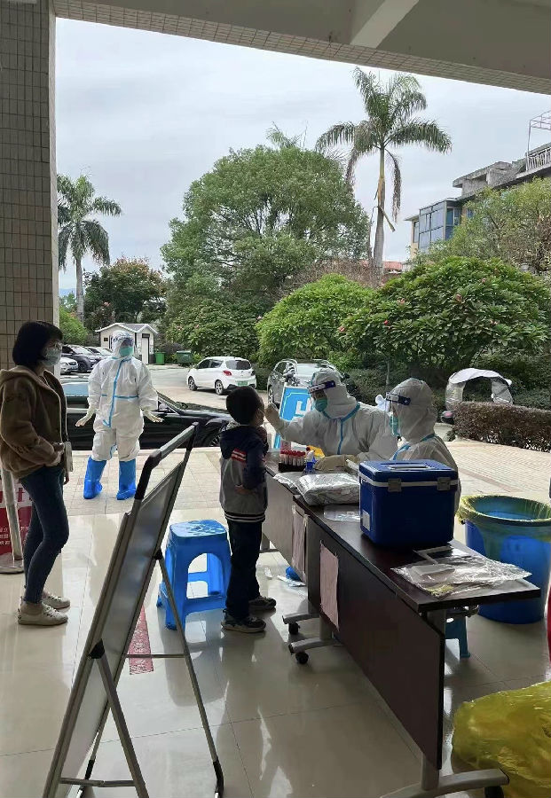 博士读书班成员核酸采样现场4.jpg