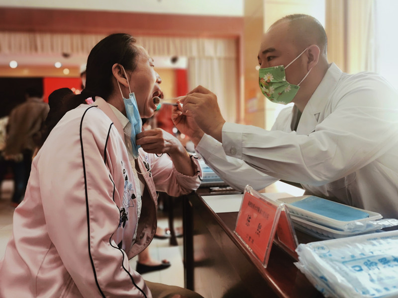 陈熙医生开展口腔健康筛查_副本.jpg