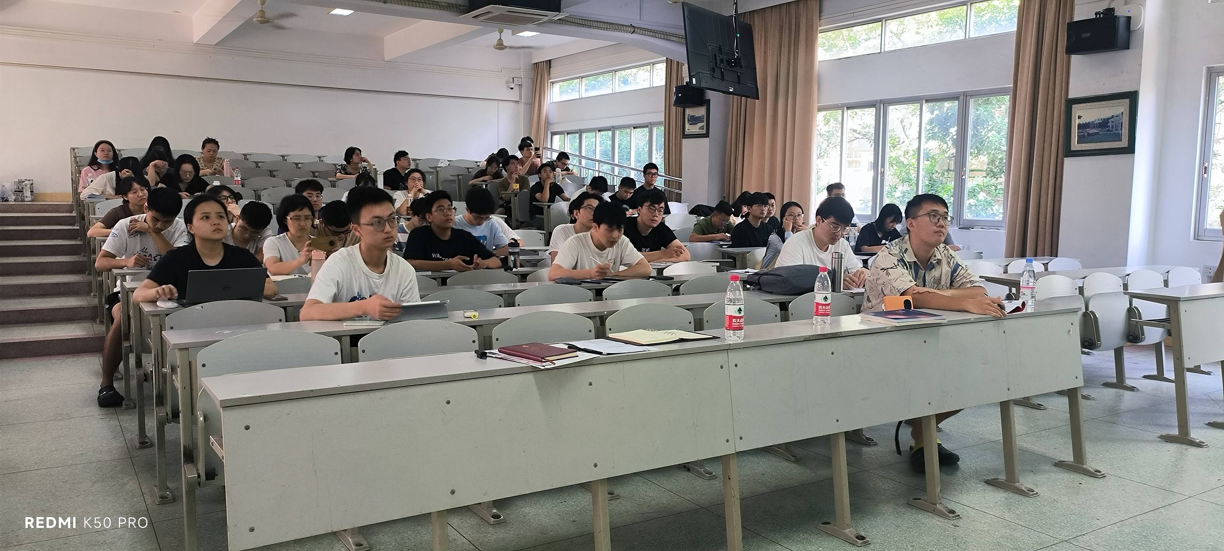 图2：认真听讲的同学们(1)