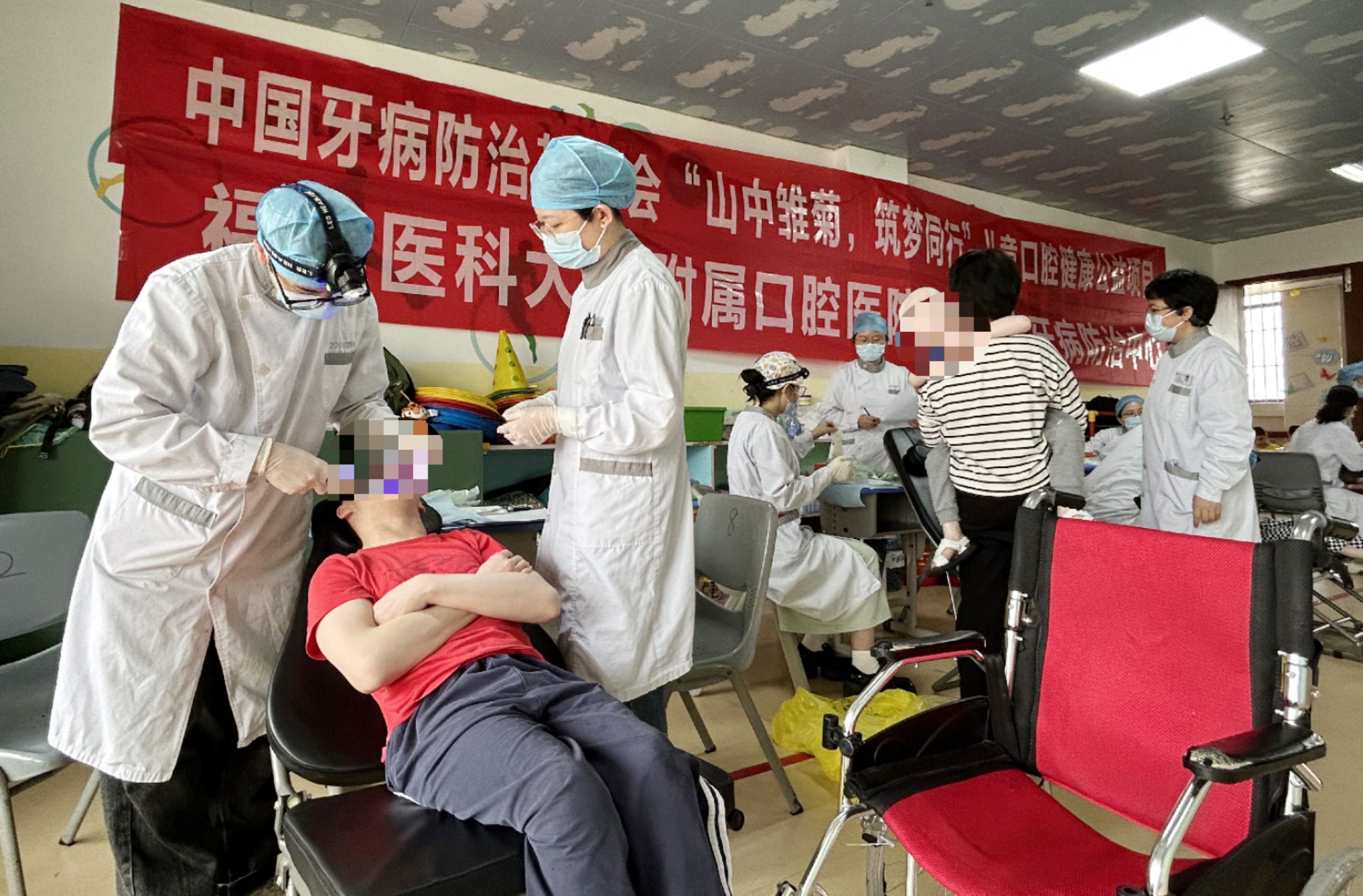 儿童福利院活动现场口腔检查
