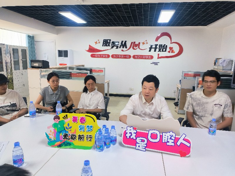 张尉书记与毕业生面对面座谈会2_副本